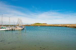 Superb Marina Hideaway- With kitchen and Wi-Fi
