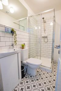 Superb Marina Hideaway- With kitchen and Wi-Fi