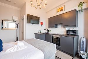Superb Marina Hideaway- With kitchen and Wi-Fi