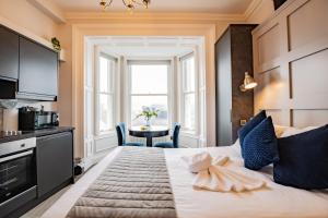 Superb Marina Hideaway- With kitchen and Wi-Fi