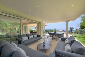 Large house with pool and sea view in Vallauris