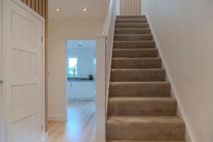 6BR-Sleeps 13-Contractor-Garden-WiFi-Parking