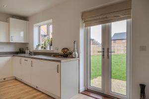 6BR-Sleeps 13-Contractor-Garden-WiFi-Parking