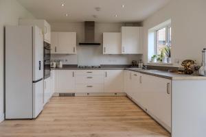 6BR-Sleeps 13-Contractor-Garden-WiFi-Parking