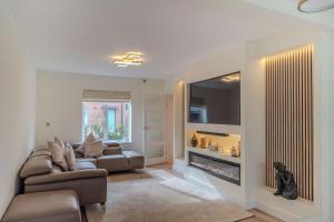 6BR-Sleeps 13-Contractor-Garden-WiFi-Parking