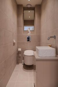 6BR-Sleeps 13-Contractor-Garden-WiFi-Parking
