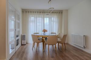 6BR-Sleeps 13-Contractor-Garden-WiFi-Parking