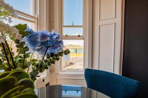 Superb Marina Hideaway- With kitchen and Wi-Fi