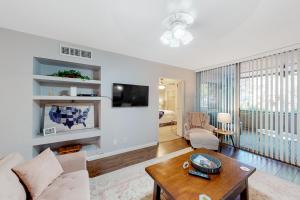 Old Town condo with balcony pool spa grills-picnic area and washer-dryer