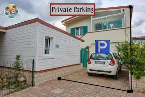 Azure Oasis with parking near the airport & beach