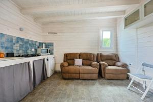 Azure Oasis with parking near the airport & beach