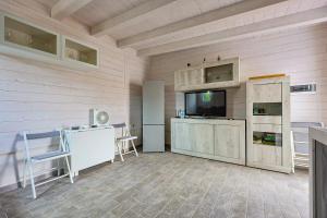 Azure Oasis with parking near the airport & beach