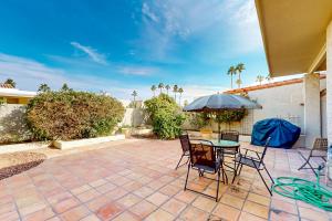 Sunny home with outdoor pool, hot tub, private patio, grill, streaming, WD, AC