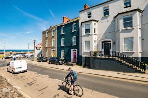 Superb Marina Hideaway- With kitchen and Wi-Fi