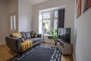 Tranquil Modern Home - Free parking, Work Space