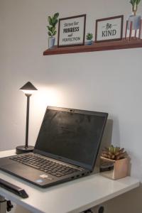 Tranquil Modern Home - Free parking, Work Space