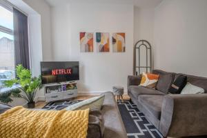 Tranquil Modern Home - Free parking, Work Space