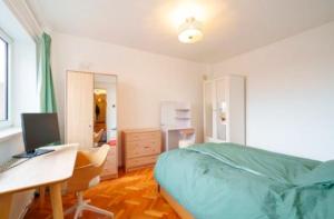 Top floor, 3 beedrooms, penthouse flat, with a view of London