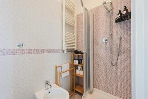 Azure Oasis with parking near the airport & beach