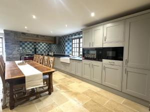 The Farmhouse at Penuwch - large holiday home with indoor pool and sauna