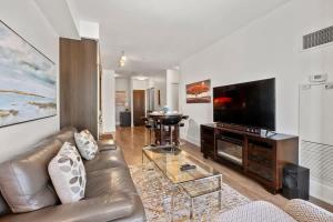 Downtown 1B plus D Condo Central Location Parking