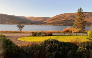 Hillview Hideaway with private garden