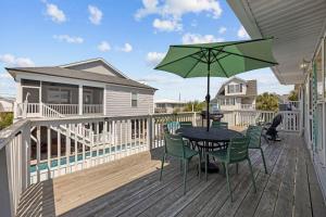 Grove Cove - 15 Blocks from Beach- Dog Friendly