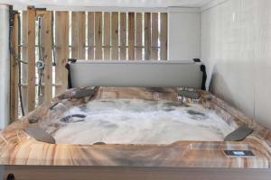Mt Pleasant Beach Retreat- Mins to Beach-Hot Tub