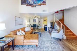Two-level condo with loft bedroom, pool & hot tub, central AC