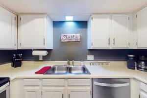 Two-level condo with loft bedroom, pool & hot tub, central AC