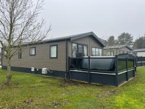 42 Monument Lake Woodhall Country Park