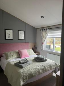 42 Monument Lake Woodhall Country Park