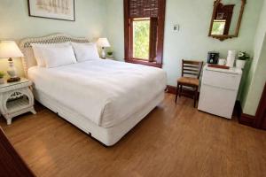 Classic Queen - Curry Mansion with Heated Pool