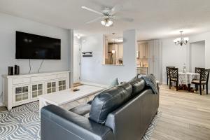 2 Mi to Shore Surfside Beach Condo with Pool Access