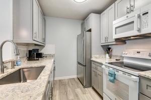 2 Mi to Shore Surfside Beach Condo with Pool Access