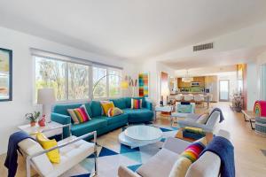 Colorful home with private pool and spa & private gas grill - families welcome