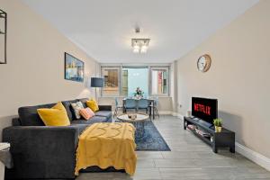 Spacious 2 Bedroom Ocean View Apartment, Brighton City Centre,1 Min Walk to Beach, Sleeps 6, Free Fast WiFi