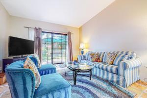 Inviting, dog-friendly condo with outdoor pool, pool spa & tennis access