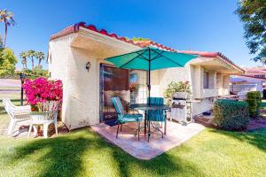 Inviting, dog-friendly condo with outdoor pool, pool spa & tennis access