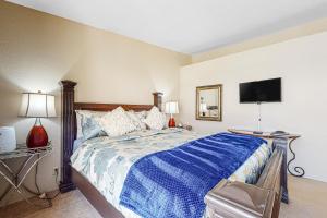 Inviting, dog-friendly condo with outdoor pool, pool spa & tennis access