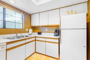 Inviting, dog-friendly condo with outdoor pool, pool spa & tennis access