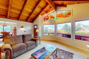 Arizona-themed home with huge deck, private hot tub, central AC, WD, media room