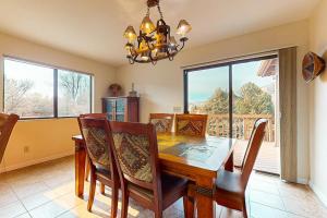 Arizona-themed home with huge deck, private hot tub, central AC, WD, media room