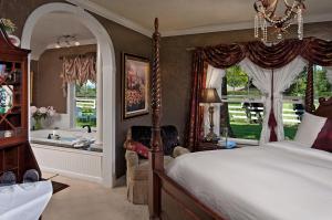 King Suite room in Cozy Rose Inn