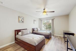 Beautiful renovated condo with community pool, private WD, central AC