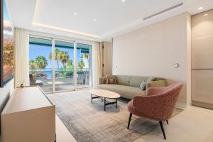 Modern Beachfront 2-Bedroom Apartment