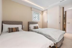 Modern Beachfront 2-Bedroom Apartment