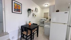 Comfortable modern apartment- central location.