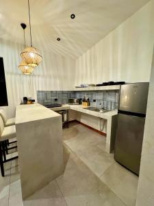 LunaMar Avellanas Studios