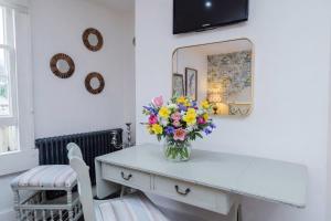 Heron Stays Bath- Boutique Period Group Townhouse, Sleeps 14 with Parking Near Bath